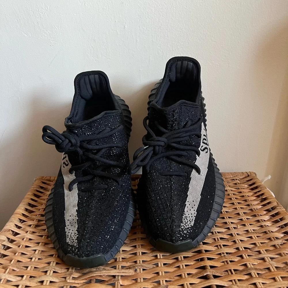 Yeezy Boost 350 V2 'Oreo' 2022 * Authentic* - Picture 2 of 9